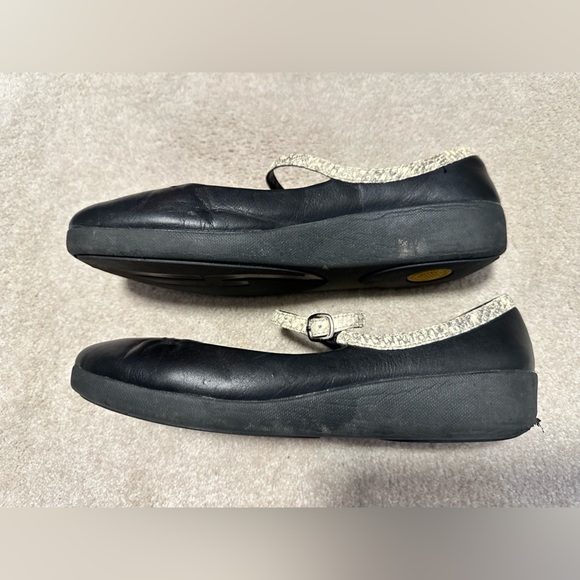 FitFlop Mary Jane’s. premium black leather with ‘snake skin’ print accent. - Picture 6 of 9